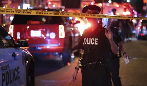 Un tireur de masse à Toronto tue deux personnes, en blesse 13