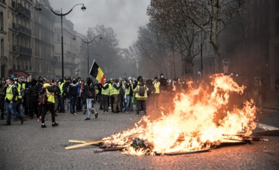 Alors que la France brûle, l’Allemagne choisit une ‘Mini-Merkel’