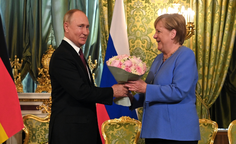 Alors que l'Amérique s'effondre, Merkel se tourne vers la Russie