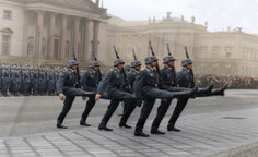 Des soldats allemands défilent devant le Reichstag et le monde l'ignore