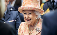 L’Université Oxford : La reine doit sortir