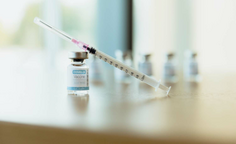 Une compagnie d'assurance maladie allemande met en garde contre les effets secondaires des vaccins