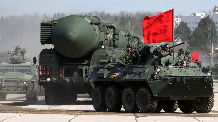 La Russie charge un silo avec un missile balistique intercontinental à capacité nucléaire