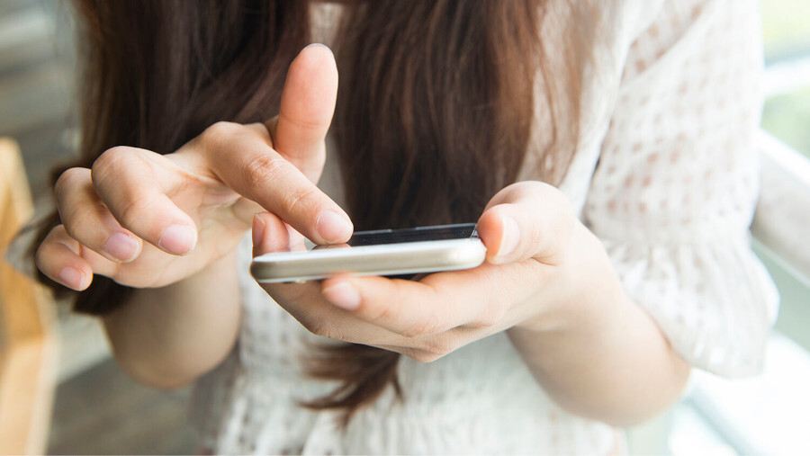 Distraits par leurs smartphones, ces parents qui n'enseignent plus à leurs enfants comment parler