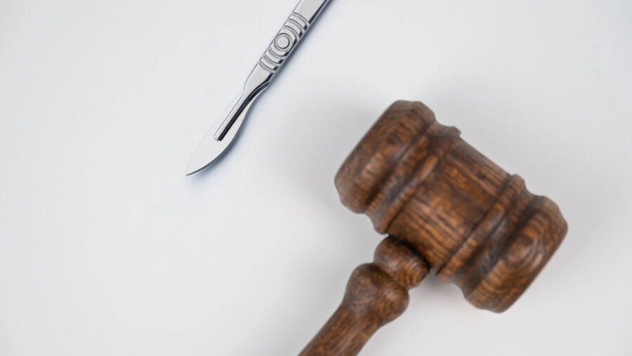 L'ablation des seins d'une adolescente est une faute médicale, selon un jury