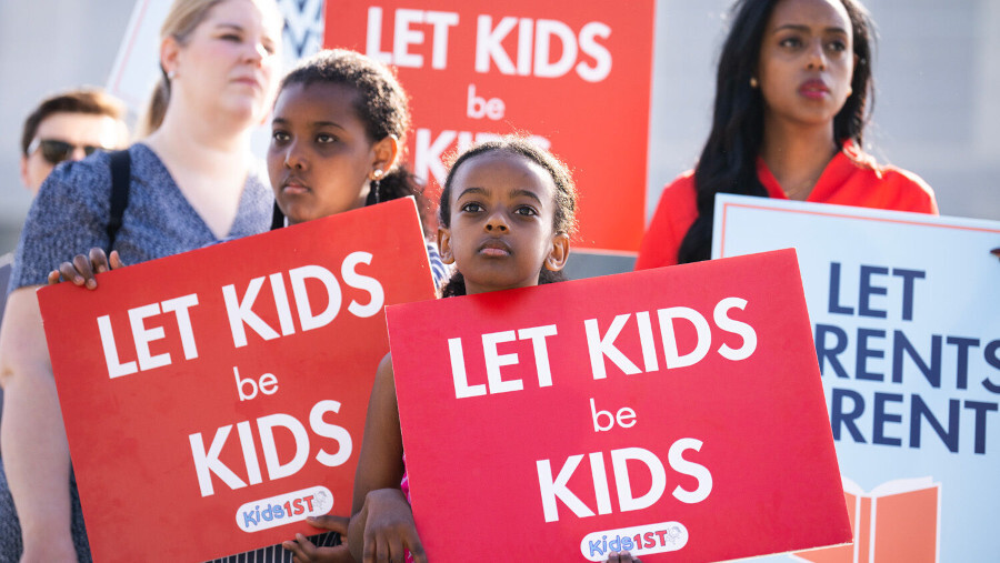 Un groupe de parents remportent une bataille contre la propagande LGBT