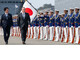 « Quatre-vingt ans après la Seconde Guerre mondiale, l'Allemagne et le Japon se réarment », titre le New York Times