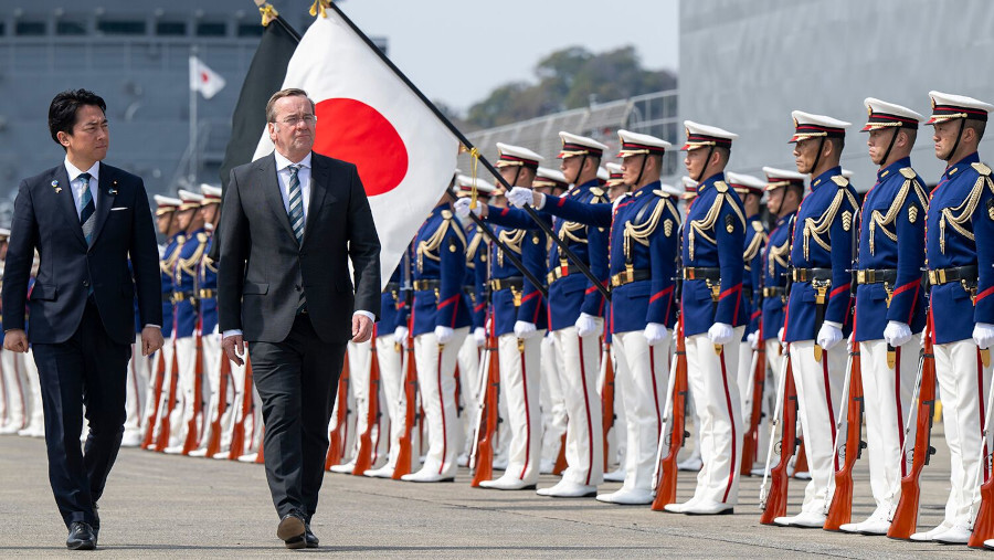 « Quatre-vingt ans après la Seconde Guerre mondiale, l'Allemagne et le Japon se réarment », titre le New York Times
