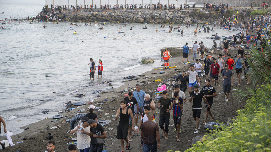 Une ville côtière espagnole submergée par les migrants