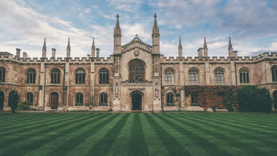 L’incroyable professeur voyageur dans le temps de l’Université de Cambridge