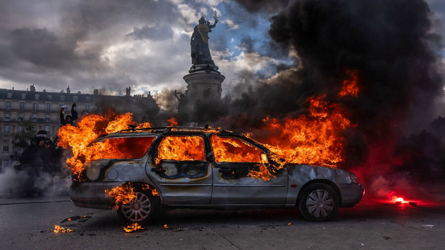 La France en proie aux flammes : et alors ?